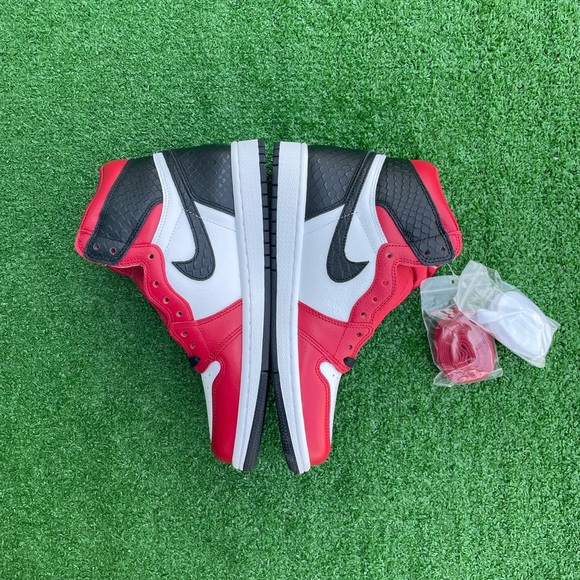 -Edm- 🍄*NEW* Women’s Air Jordan 1 ‘Satin Snake Chicago’ - Picture 4 of 13